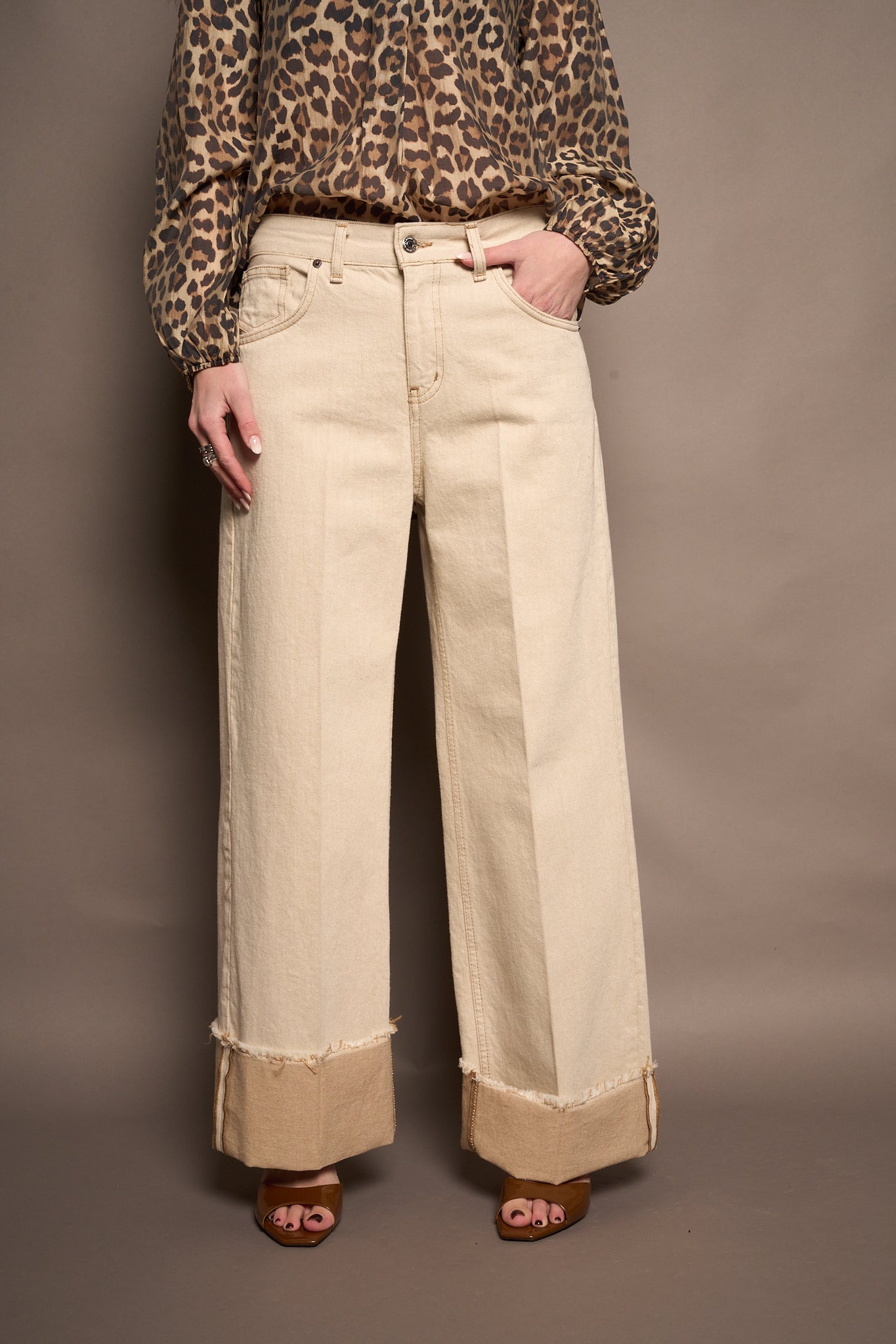 Jeans beige con piega
