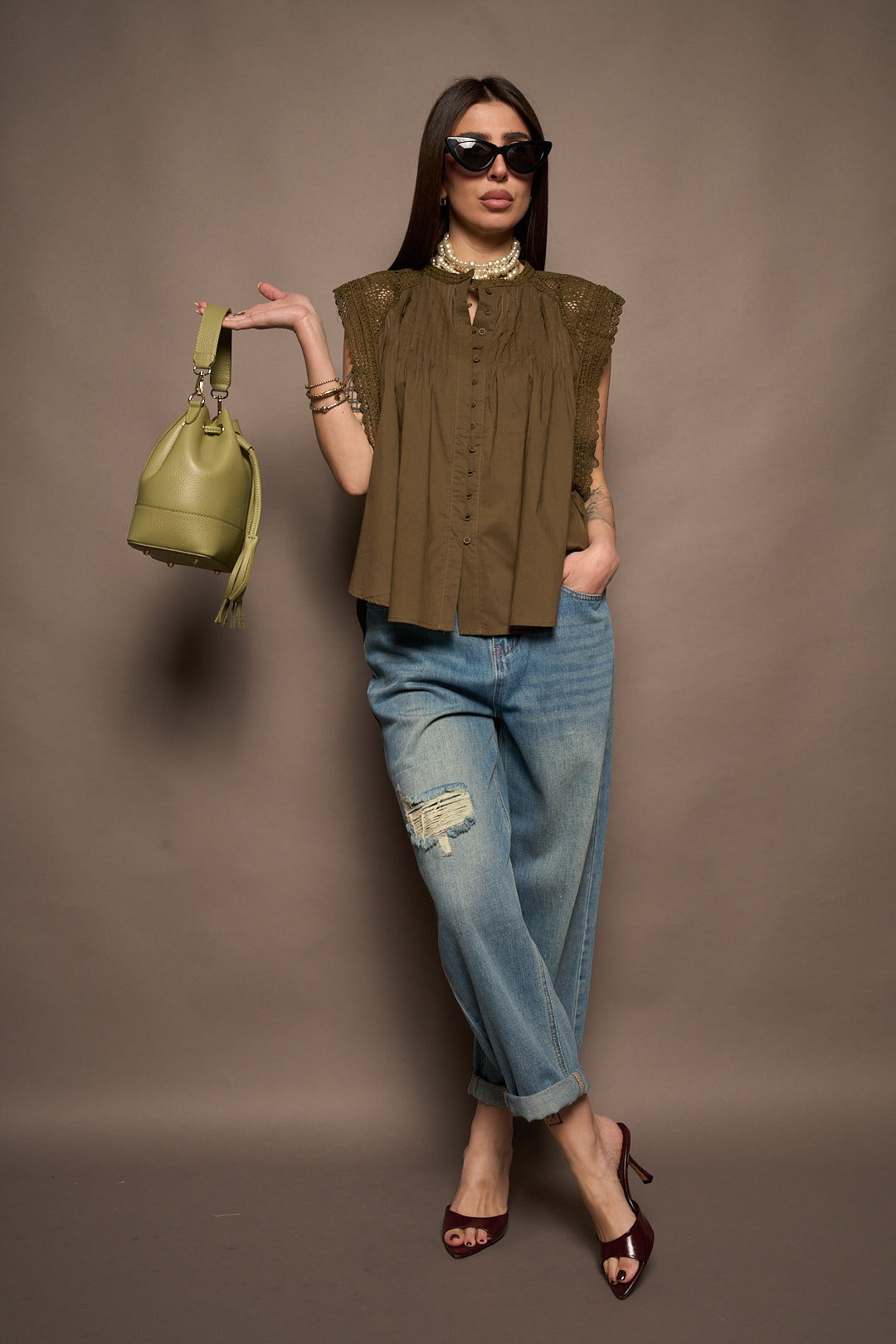 Top verde ricami