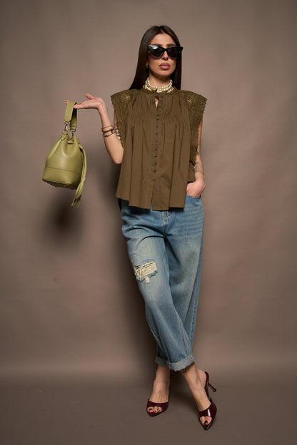 Top verde ricami