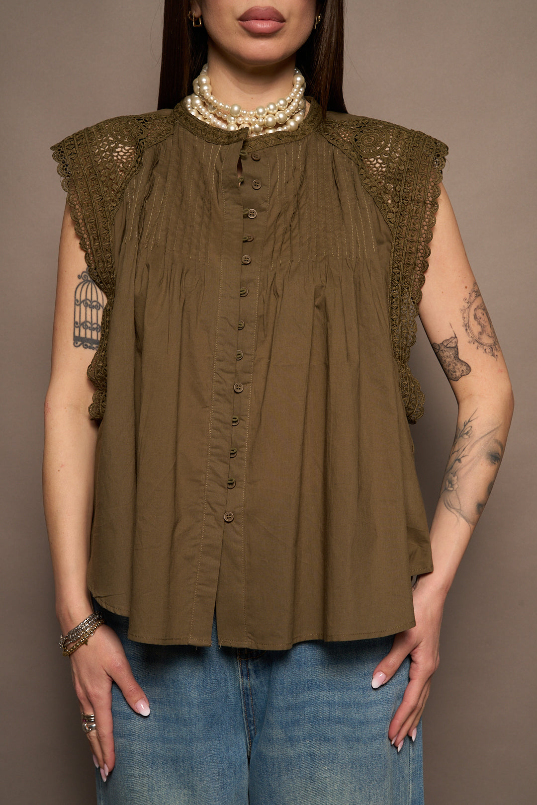 Top verde ricami