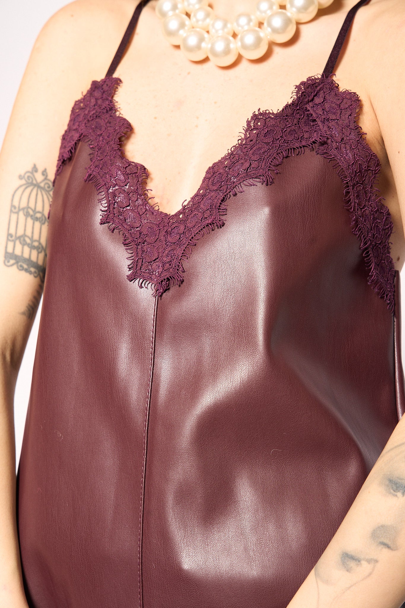 Top similpelle con pizzo