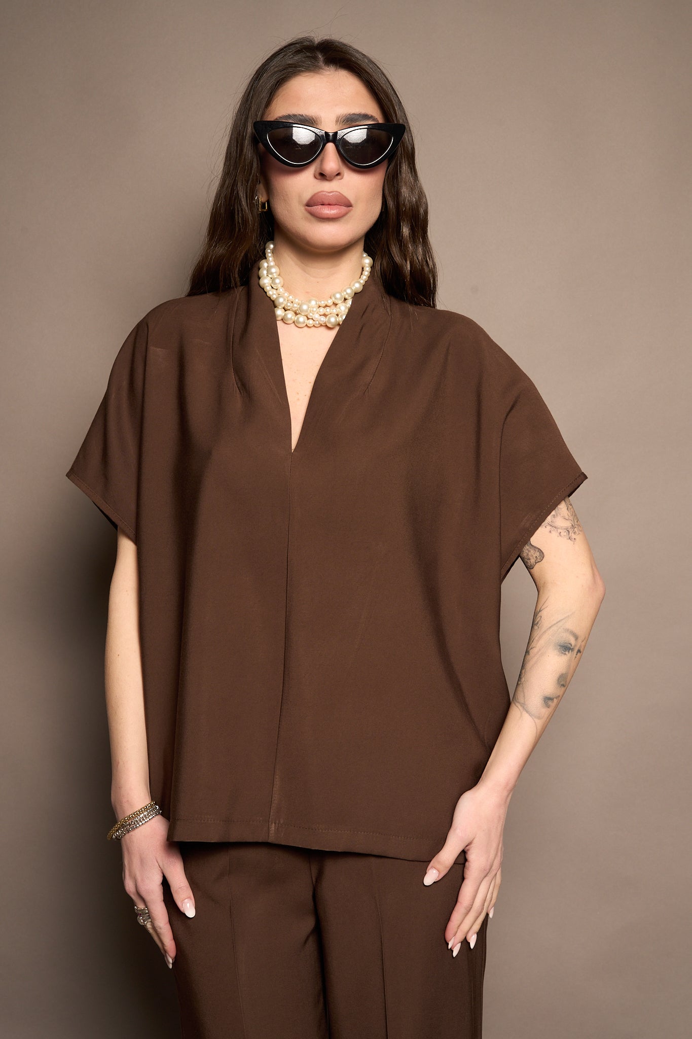 Blusa scollo a V marrone
